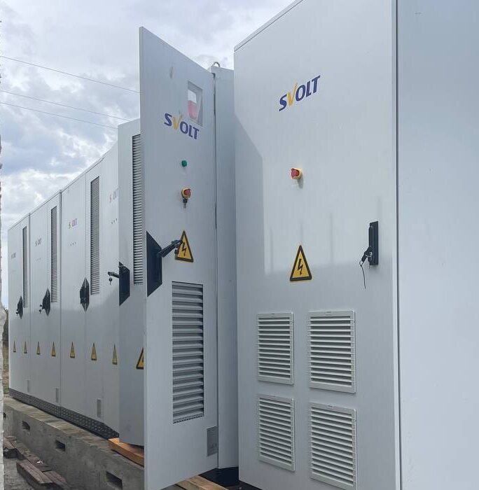 Ред от шкафове на батерийна система SVOLT на обект Resen3